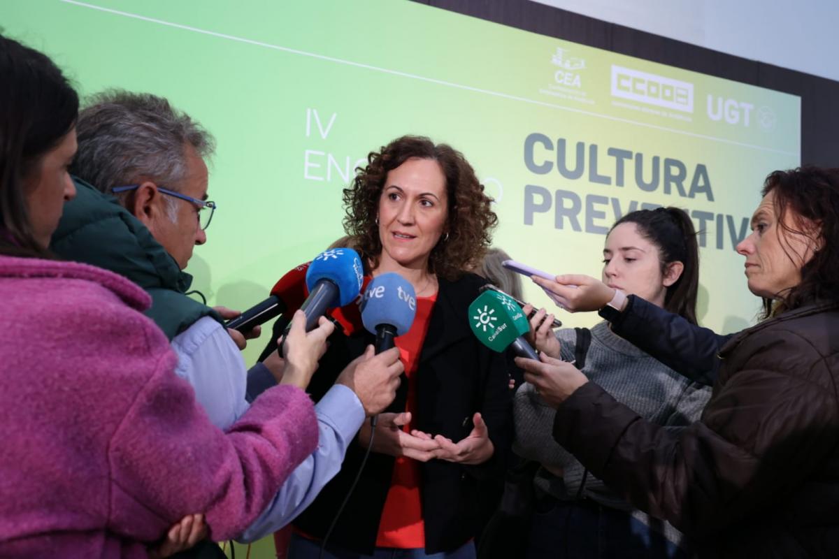 Nuria Lpez atiende a los medios antes de la celebracin del IV Encuentro de Cultura Preventiva