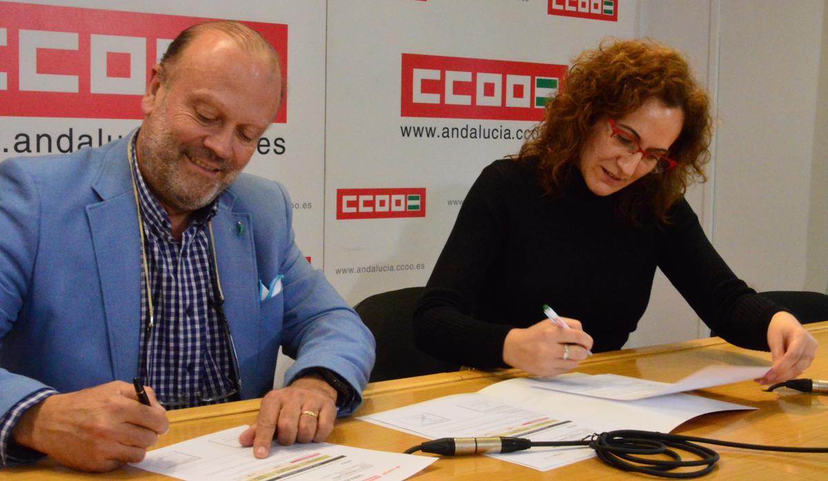 Nuria Lpez y el director comercial de CEPSA firman el acuerdo