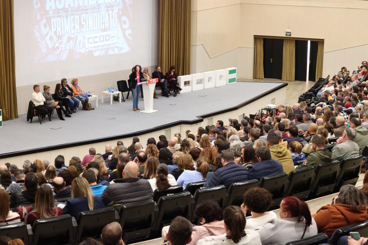 Nuria Lpez interviene en una asamblea con delegadas y delegados en Sevilla. Foto: CCOO-A