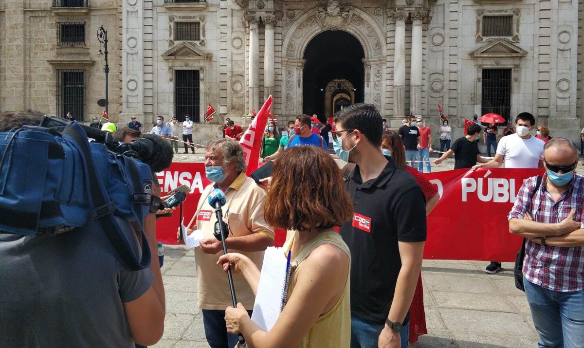 El responsable de universidades atiende a los medios en la concentracin de Sevilla