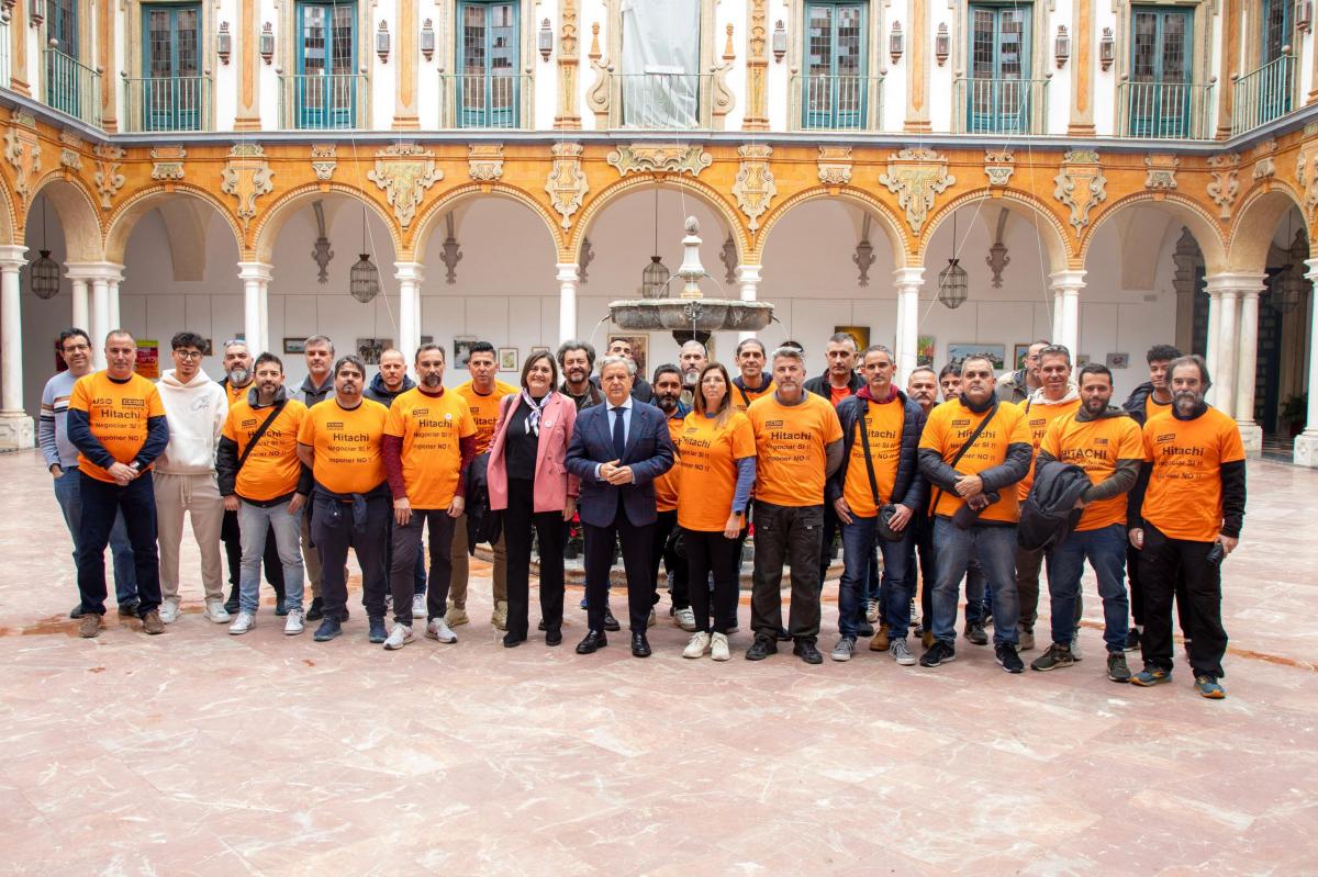 El presidentede la Diputación y la secretaria General de CCOO de Córdoba, junto a trabajadores de Hitachi Energy.