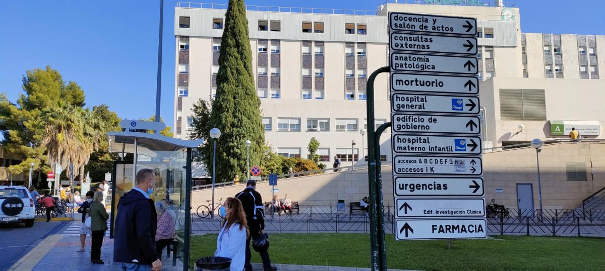 CCOO denuncia la falta de personal médico en la UCI del Hospital Reina Sofía.