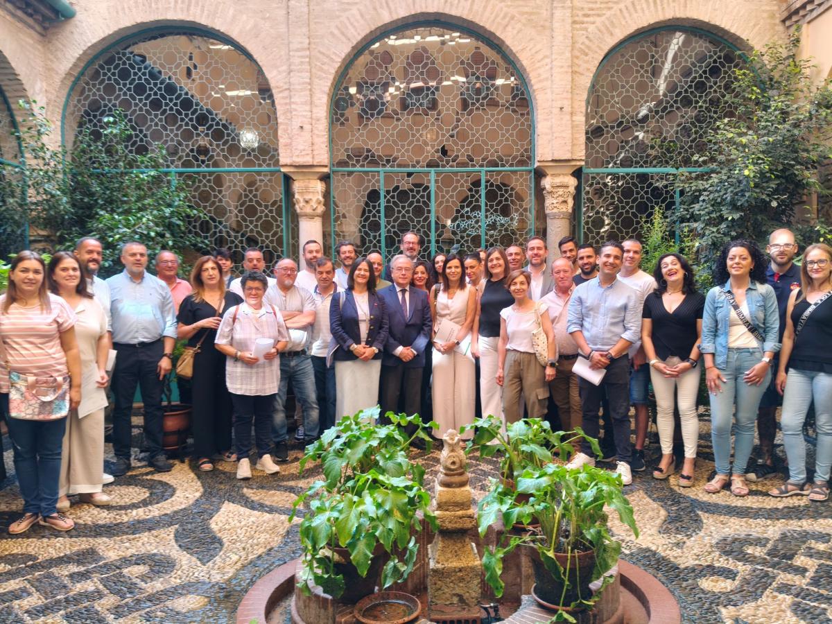 Foto de familia de las autoridades y los nuevos delegados y delegadas de prevencin.
