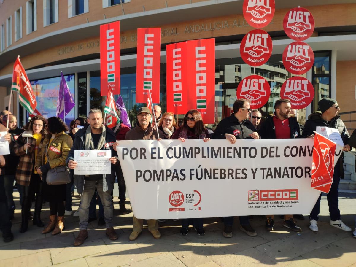 Concentracion 2 febrero de 2023 ante la sede de la patronal reivindicando el convenio colectivo de pompas fúnebres y tanatorios de la provincia de Huelva