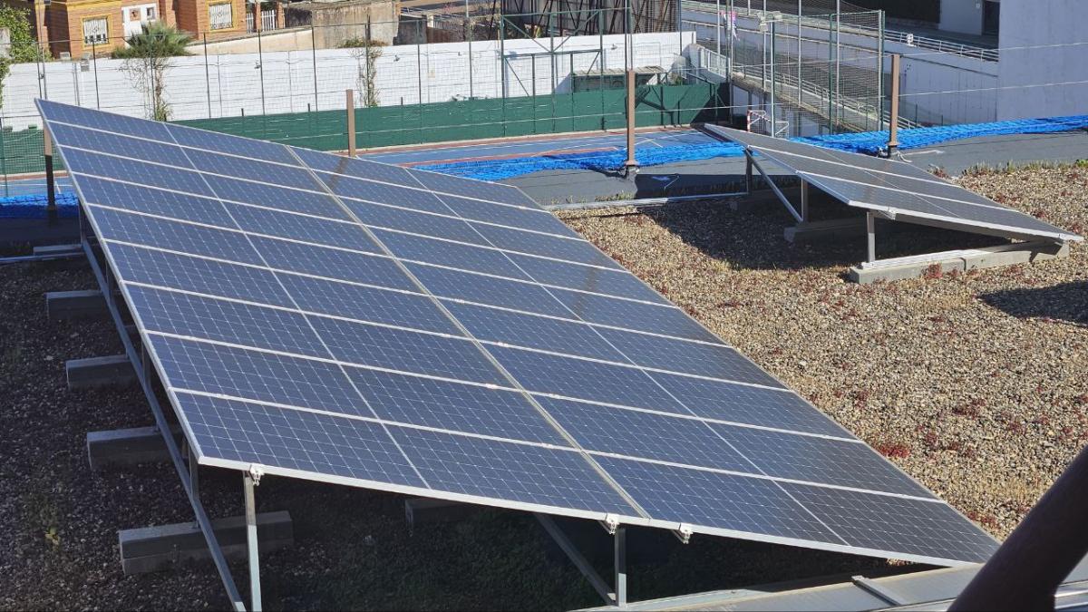 Paneles fotovoltaicos instalados en la sede de CCOO de Andalucía