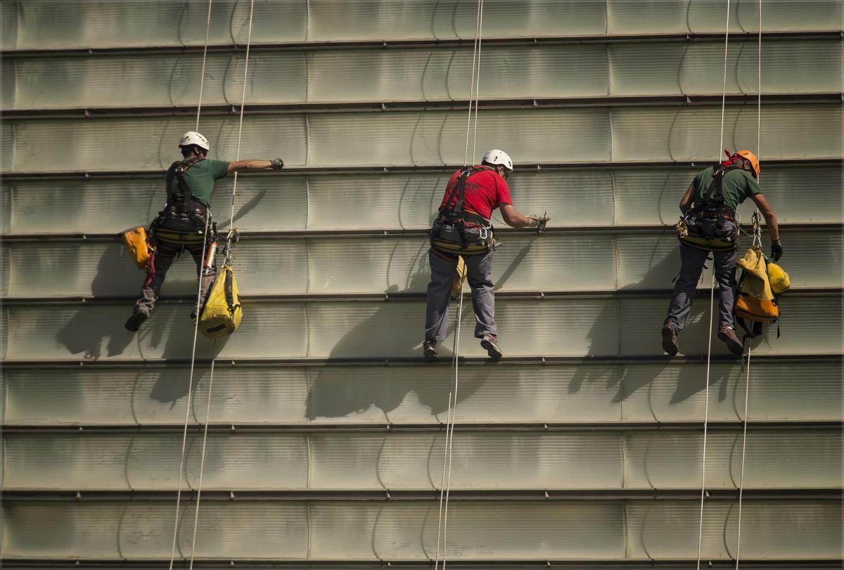 Obreros trabajando en altura. / Imagen de Juan Carlos García Menezo en Pixabay