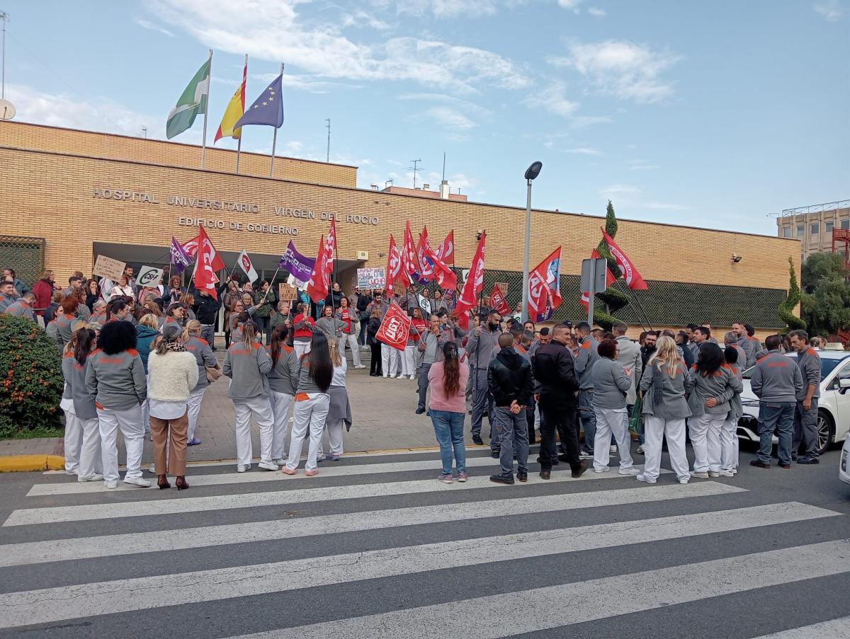 Concentracin de la plantilla del servicio de limpieza del Virgen del Roco.