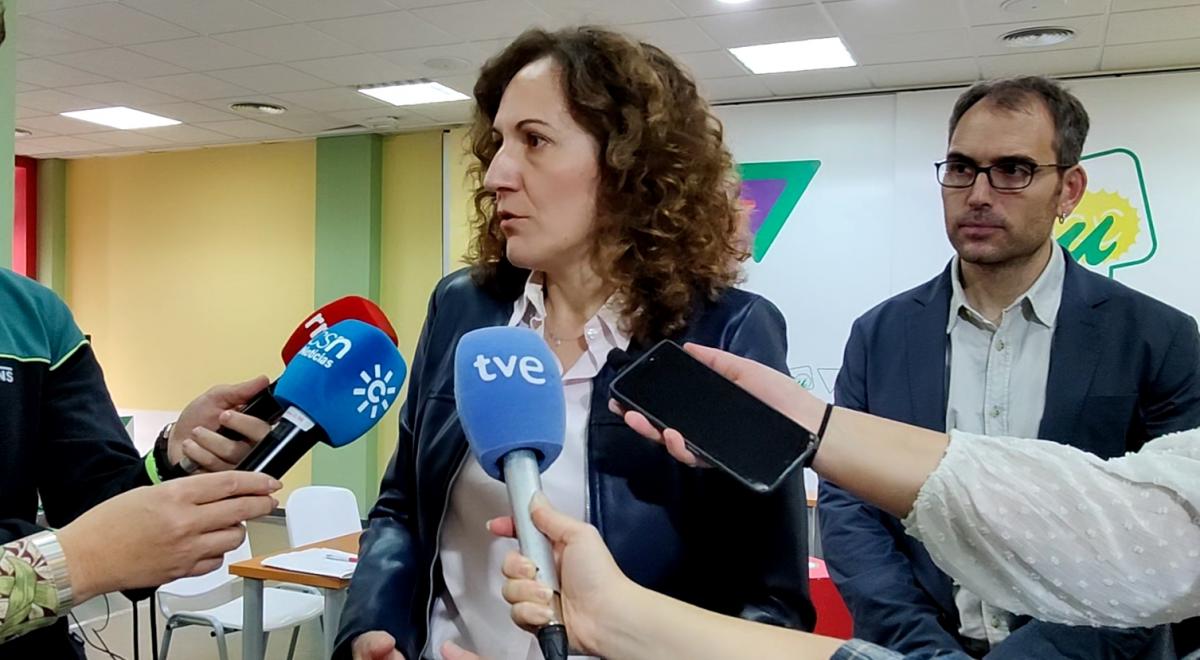 La secretaria general de CCOO de Andaluca en la sede de IU