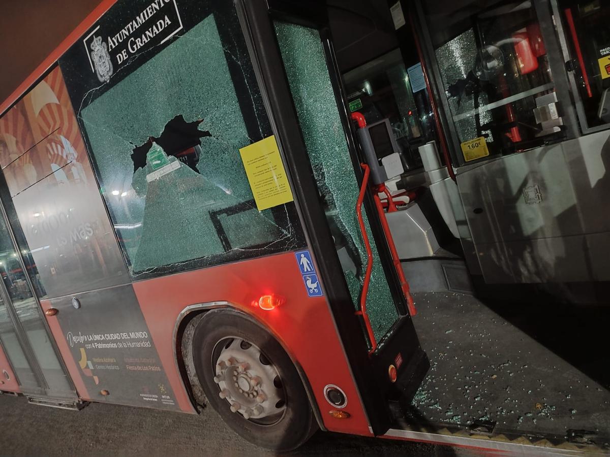 El autobús recibió disparos la noche del jueves