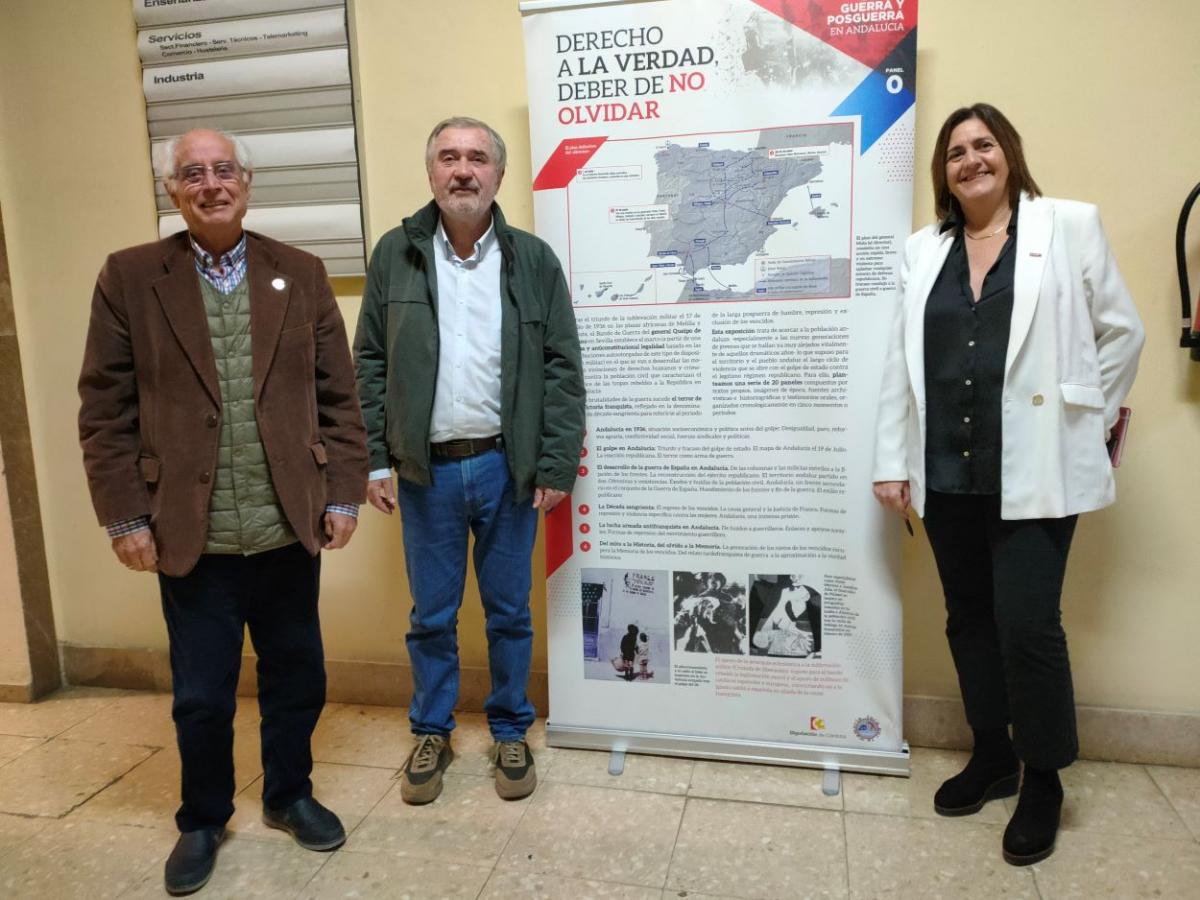 Cándido Jiménez, Luis Naranjo y Marina Borrego, junto al primero de los paneles de la exposición "Golpe, guerra y posguerra en Andalucía".