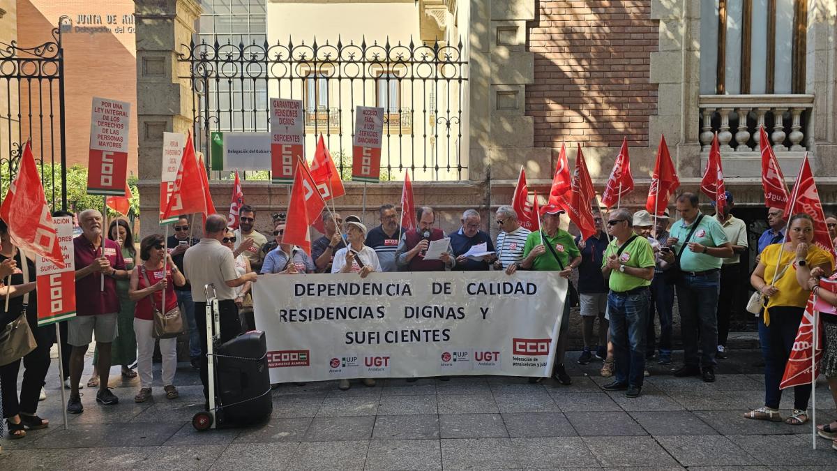 Concentración mantenida a las puertas de la Delegación de Gobierno de la Junta de Andalucía