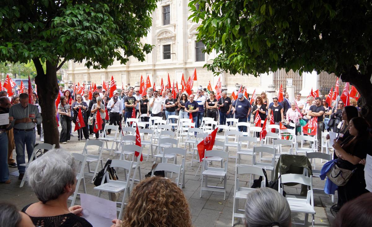 Sillas vacías por las personas fallecidas en accidente laboral.