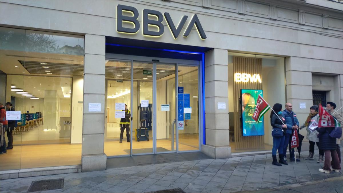 Oficina de BBVA en Sevilla cerrada durante las dos horas de huelga convocadas en el sector financiero. Foto: FSAN