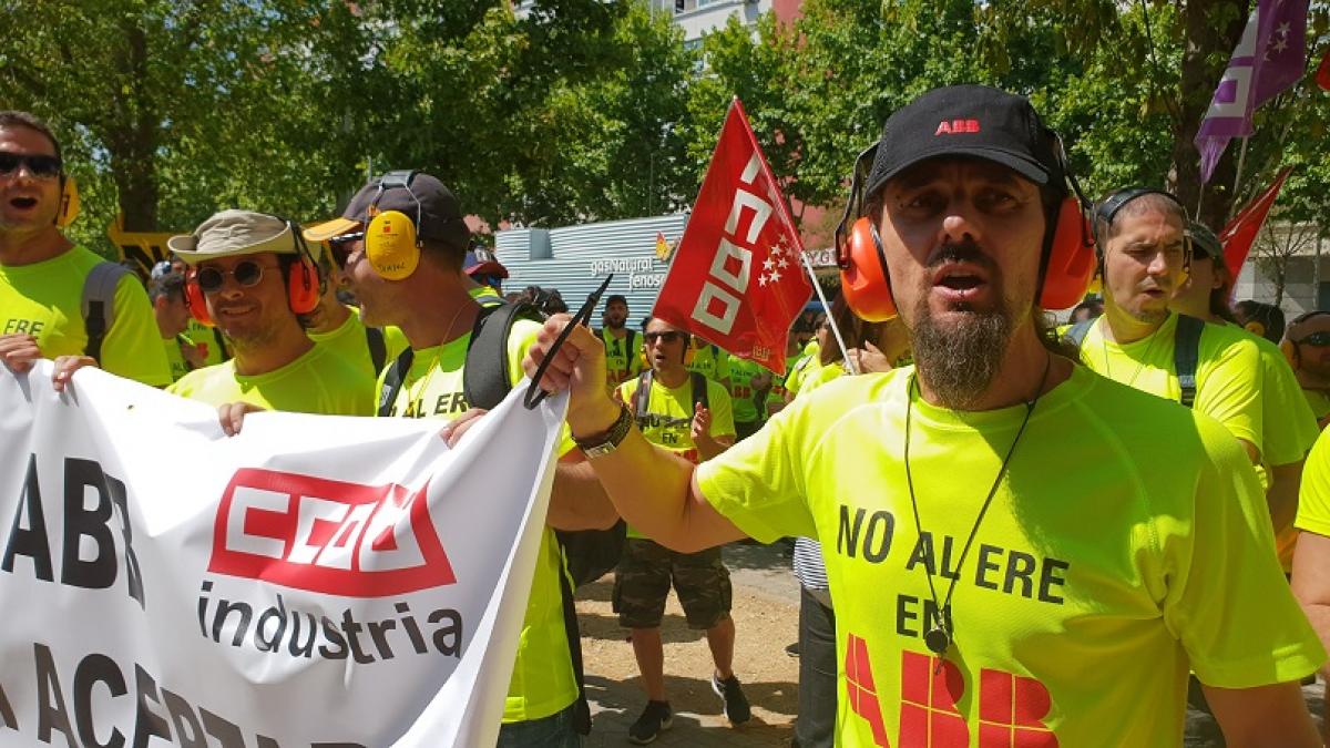 Concentracin contra el ERE ante la sede de ABB en Madrid