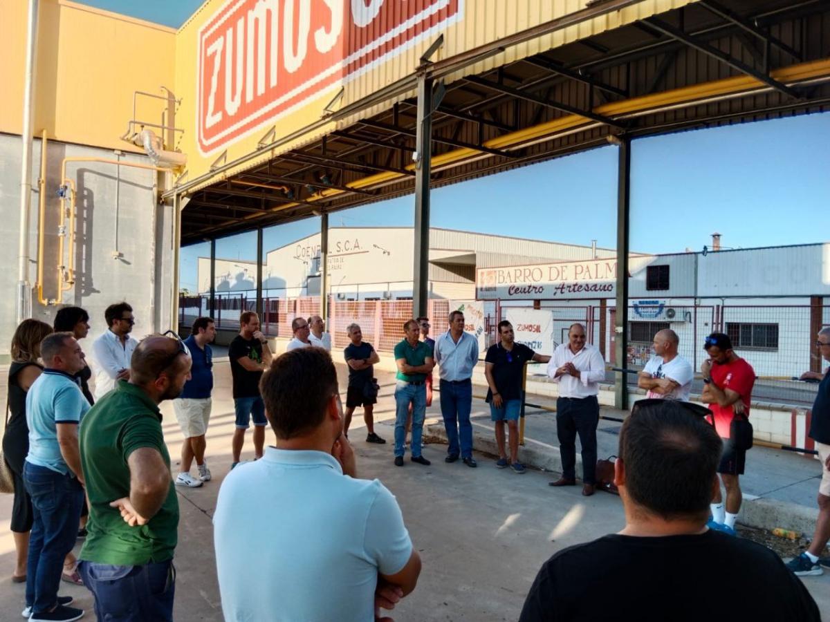 Garbie Espejo, Secretaria General de CCOO de Industria, junto con miembros de CCOO de Andaluca visitan a las compaeras de Zumosol