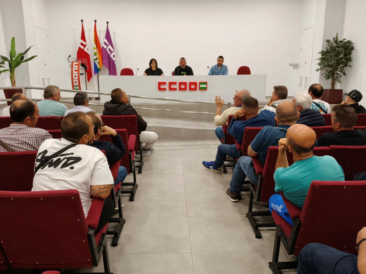 Imagen de la asamblea de los operadores de grúas torre en la que se ha dado el visto bueno al acuerdo alcanzado con la patronal.