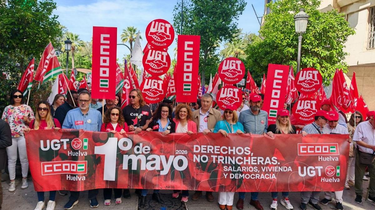 Bajo el lema “Derechos, No Trincheras. Salarios, Vivienda y Democracia.” miles de personas salen a la calle el 1º de mayo - Pancarta principal