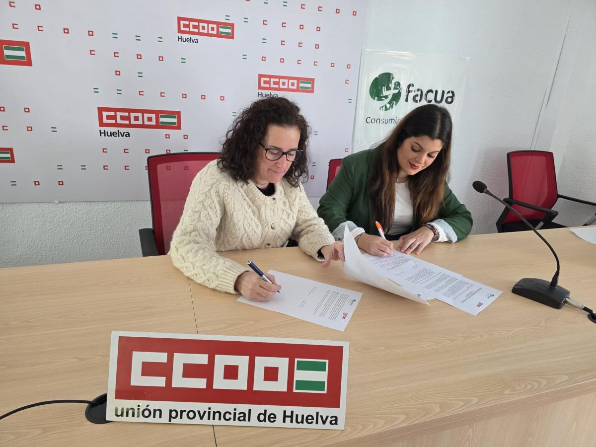Foto de la secretaria general de CCOO Huelva, Julia Perea y de la presidenta de FACUA Huelva, Elisabet Tayllafert, en la firma de un convenio para reforzar la defensa de los derechos de las personas trabajadoras y consumidoras.
