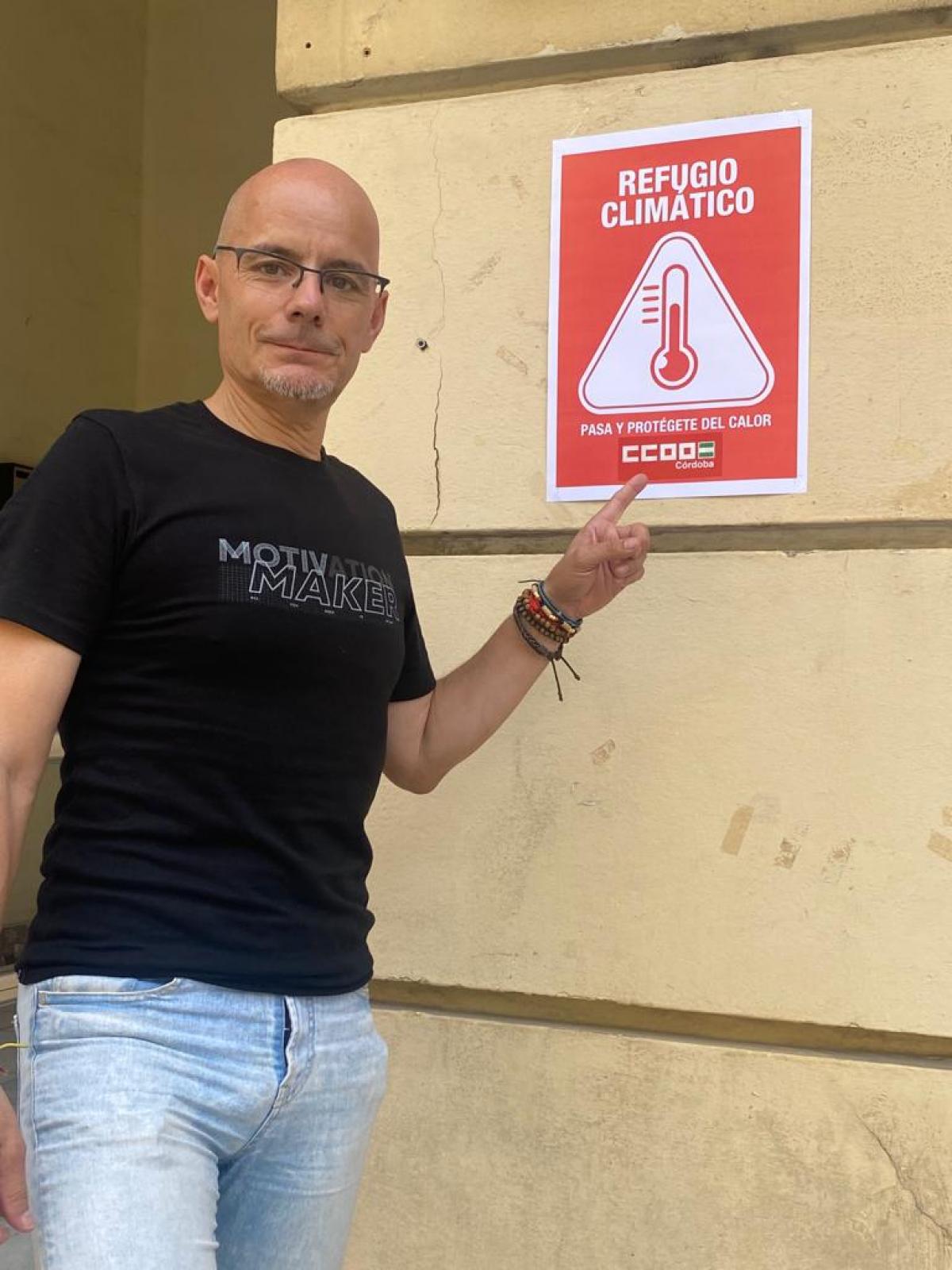 El secretario de Salud Laboral de CCOO de Crdoba, Aurelio Martn, junto al cartel que anuncia que la sede de CCOO de Crdoba es refugio climtico.