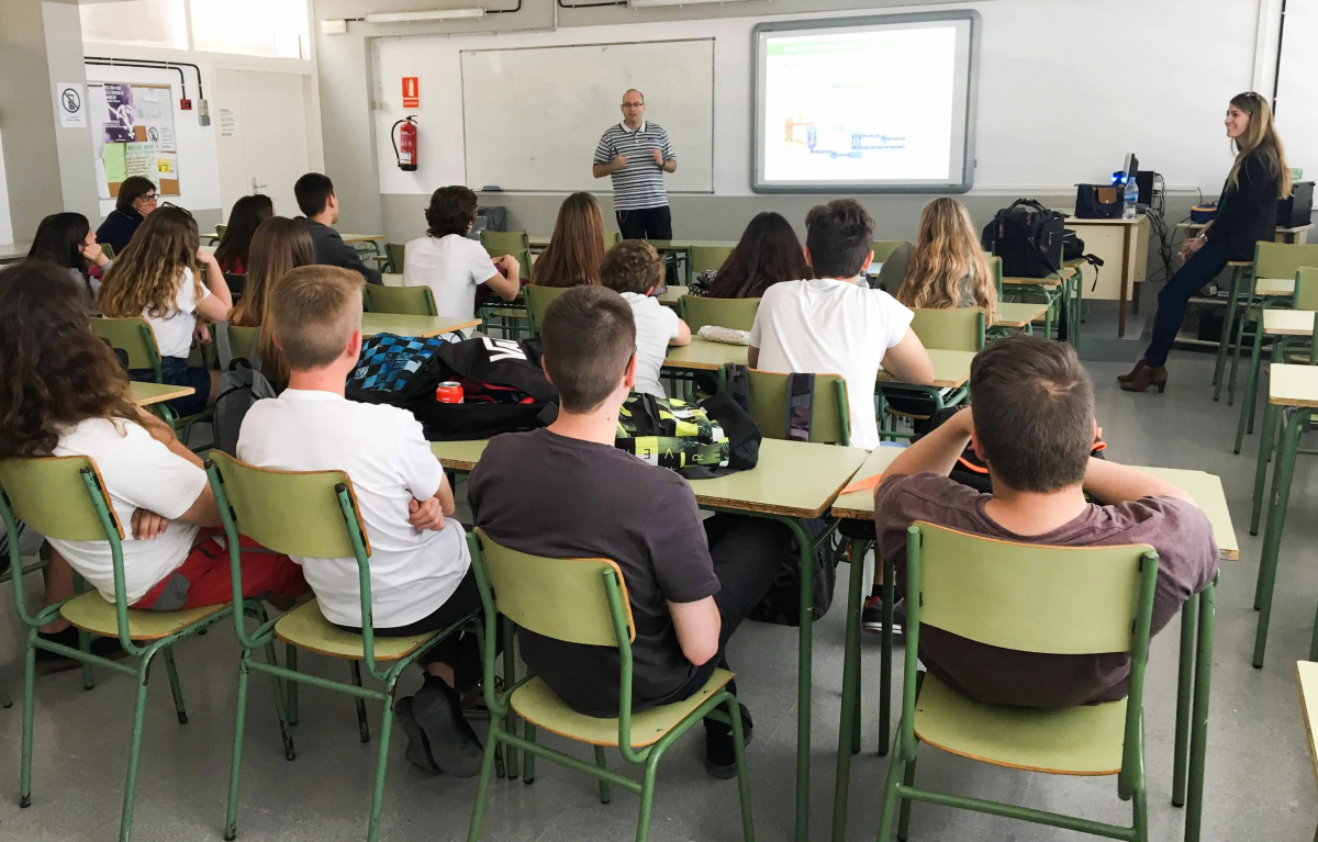 Docente y esudiantes en el aula