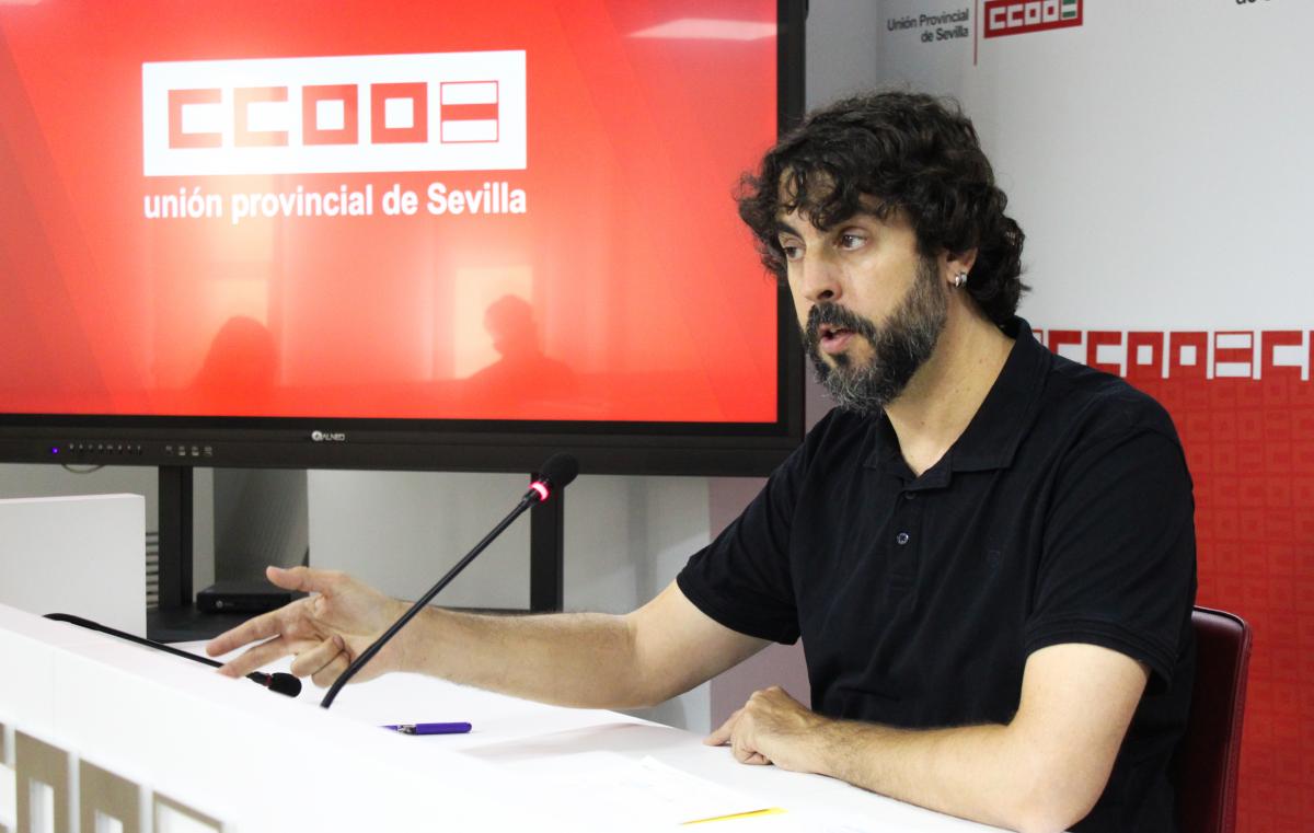 El secretario general de CCOO de Sevilla, Carlos Aristu, en rueda de prensa.