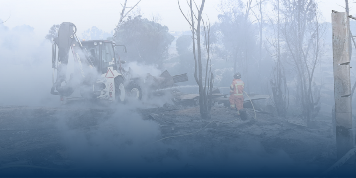 Bombero apagando el fuego originado en el asentamiento chabolista de Lucena del Puerto
