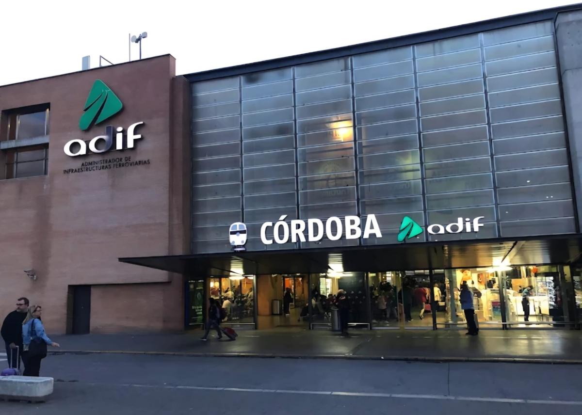 La rápida actuación de los vigilantes de seguridad de la estación de Adif de Córdoba salvó la vida a un pasajero.