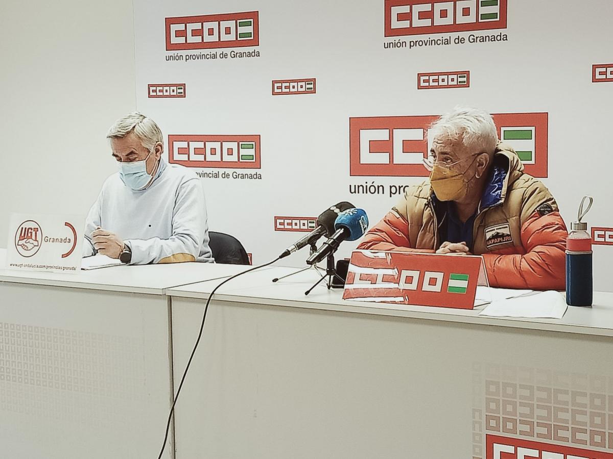 Los secretarios generales de los sindicatos de UGT y CCOO en Granada durante la rueda de prensa en la que han expuesto su postura.