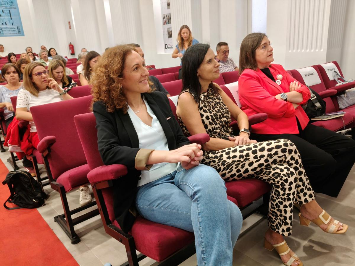De izquierda a derecha, la secretaria General de CCOO de Andalucía, Nuria López, la delegada de Empleo de la Junta en Córdoba, María Dolores Gálvez, y la secretaria General de CCOO de Córdoba, Marina Borrego.