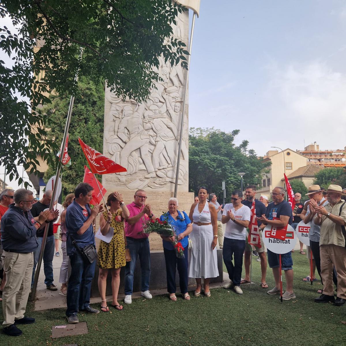 En el acto se ha hecho entrega de un ramo de rosas a familiares de los obreros asesinados