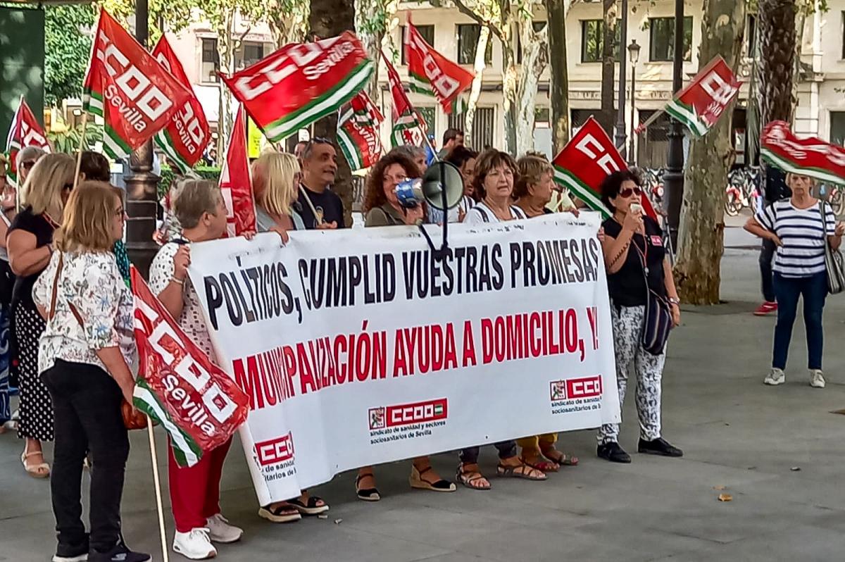 Concentración de trabajadoras del servicio de ayuda a domicilio ante el Ayuntamiento de Sevilla.