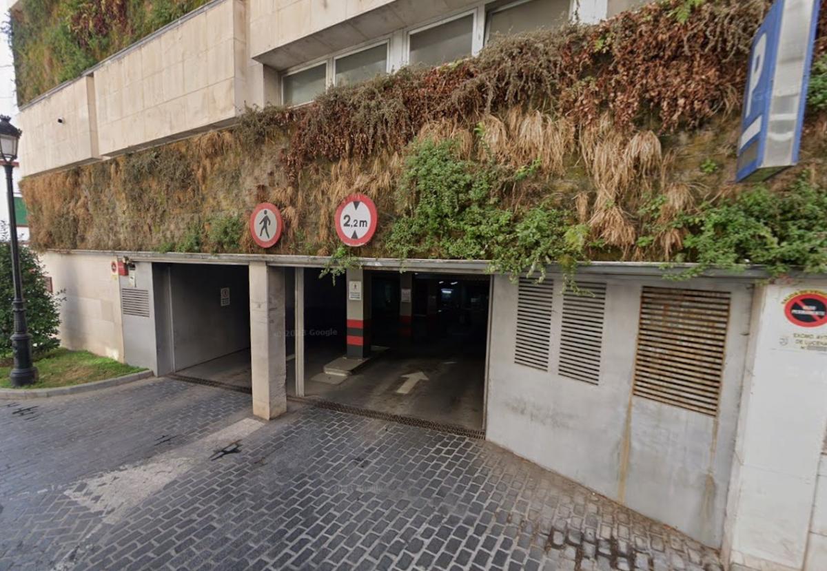 Entrada al parking de la Plaza Nueva de Lucena.