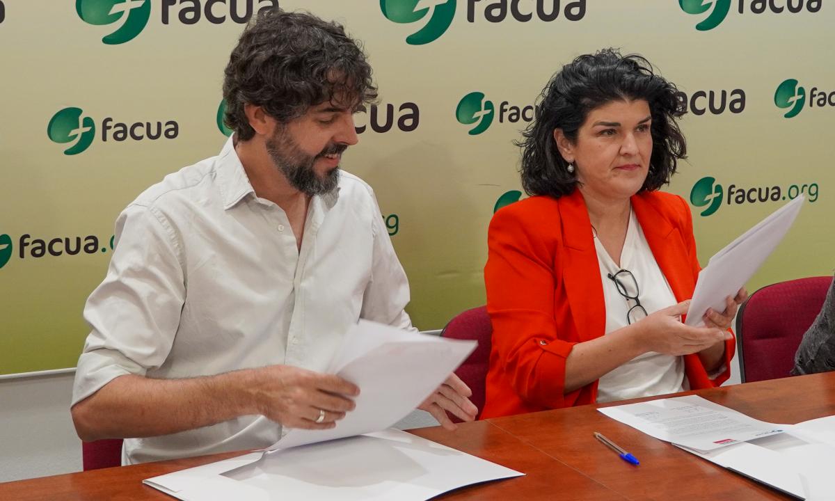 Carlos Aristu y Rocío Algeciras firman su convenio de colaboración.