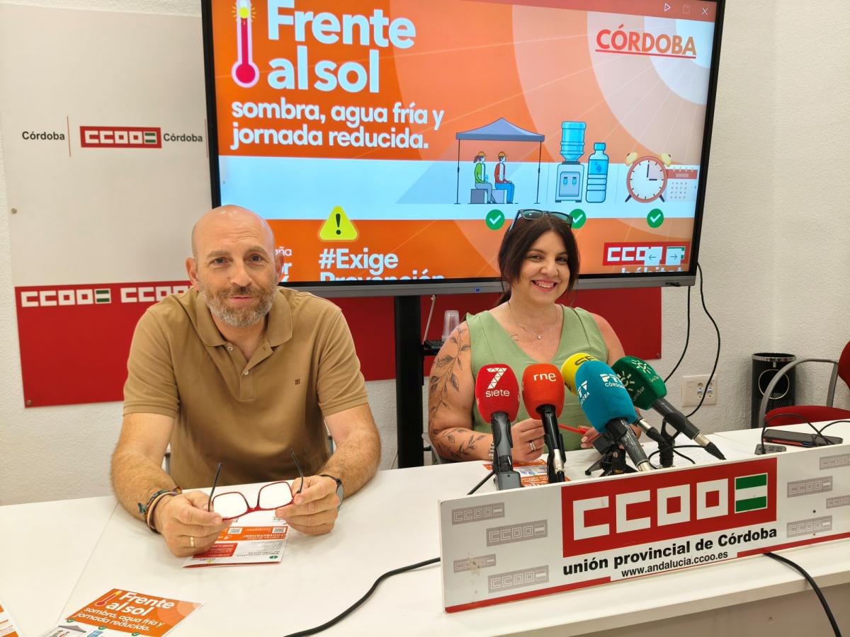 La secretaria General del Sindicato del Hábitat de CCOO de Córdoba, Esperanza Sánchez, junto a su secretario de Acción Sindical, David Quintana.