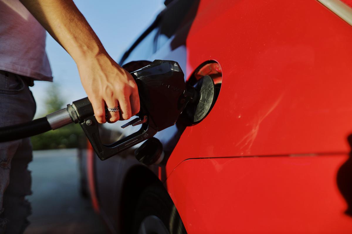 Persona repostanto gasolina