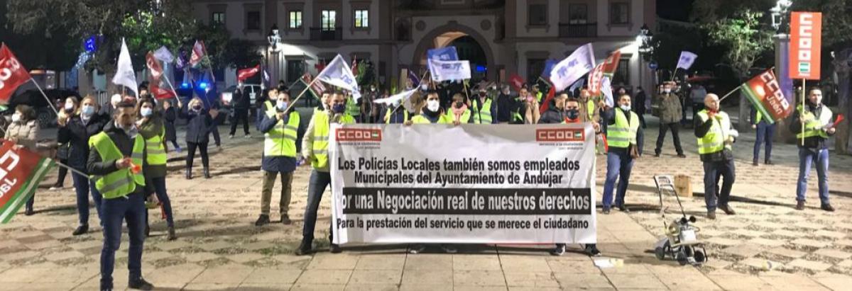 Imagen de la concentración a las puertas del ayuntamiento del Andújar