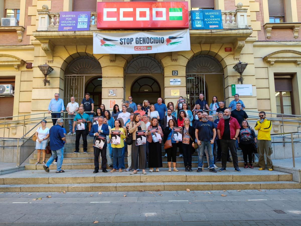 Imagen del minuto de silencio que personal y representantes de CCOO han mantenido en recuerdo de Maricarmen Abascal.