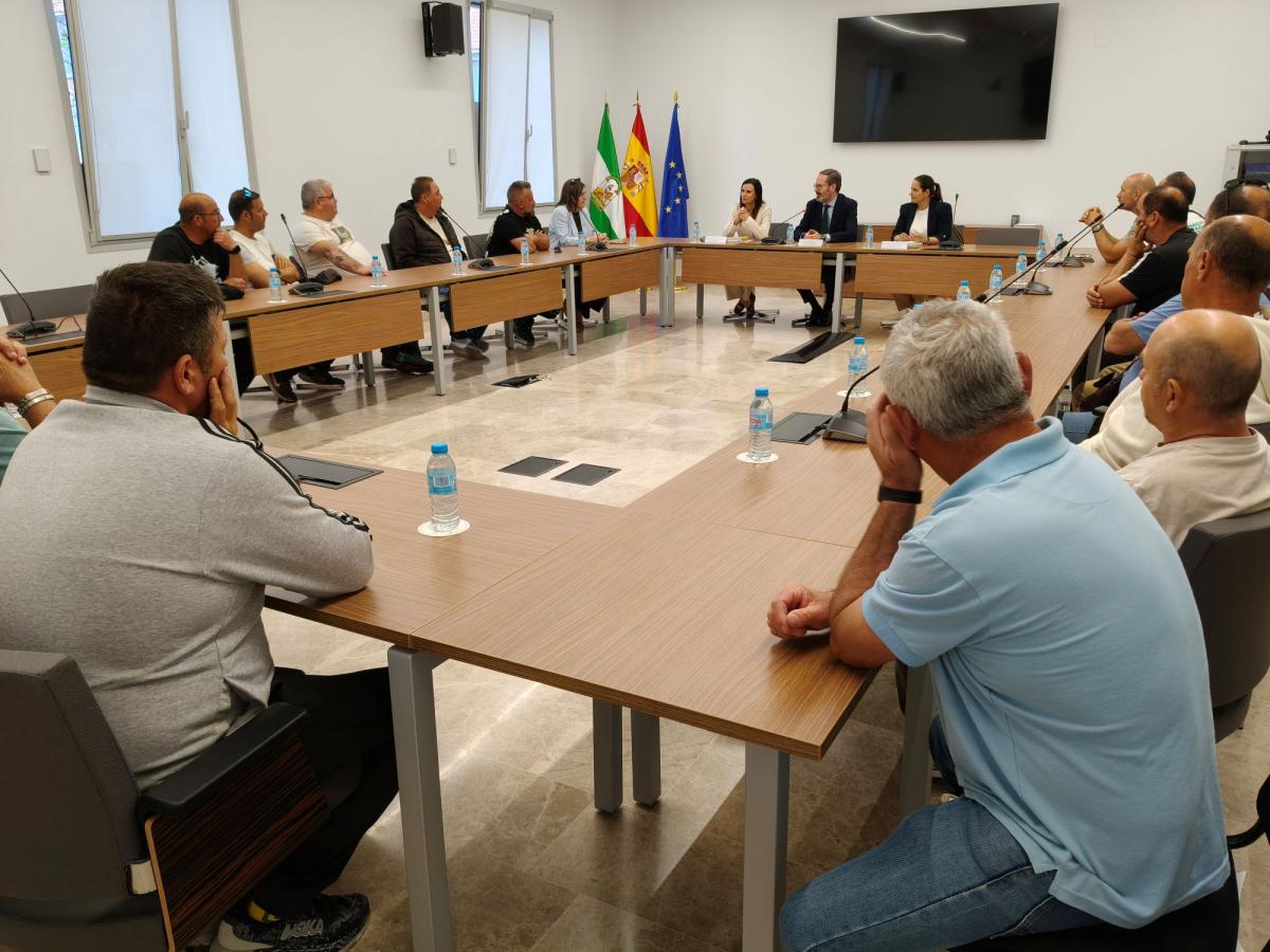 Imagen de la reunión de los gruistas con los representantes de la Junta de Andalucía.