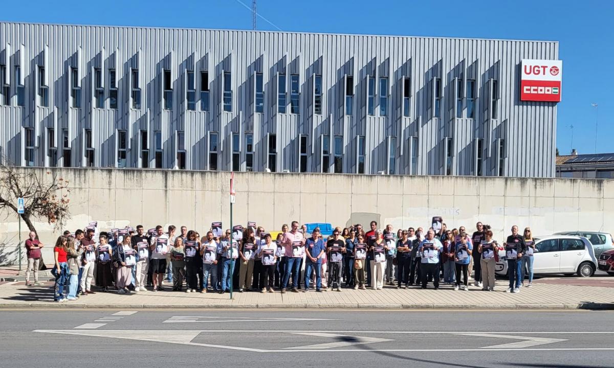Concentración ante la sede de los sindicatos