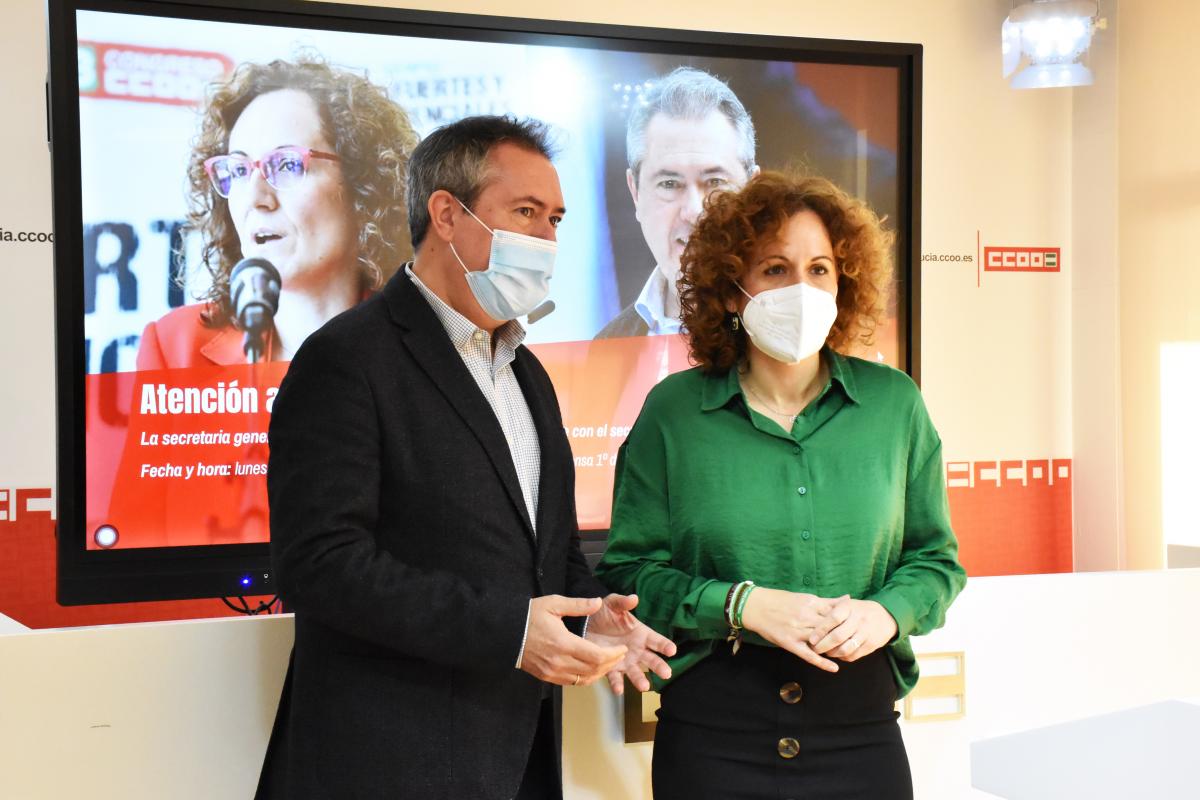 Nuria López  y Juan Espadas justo antes de la atención a medios