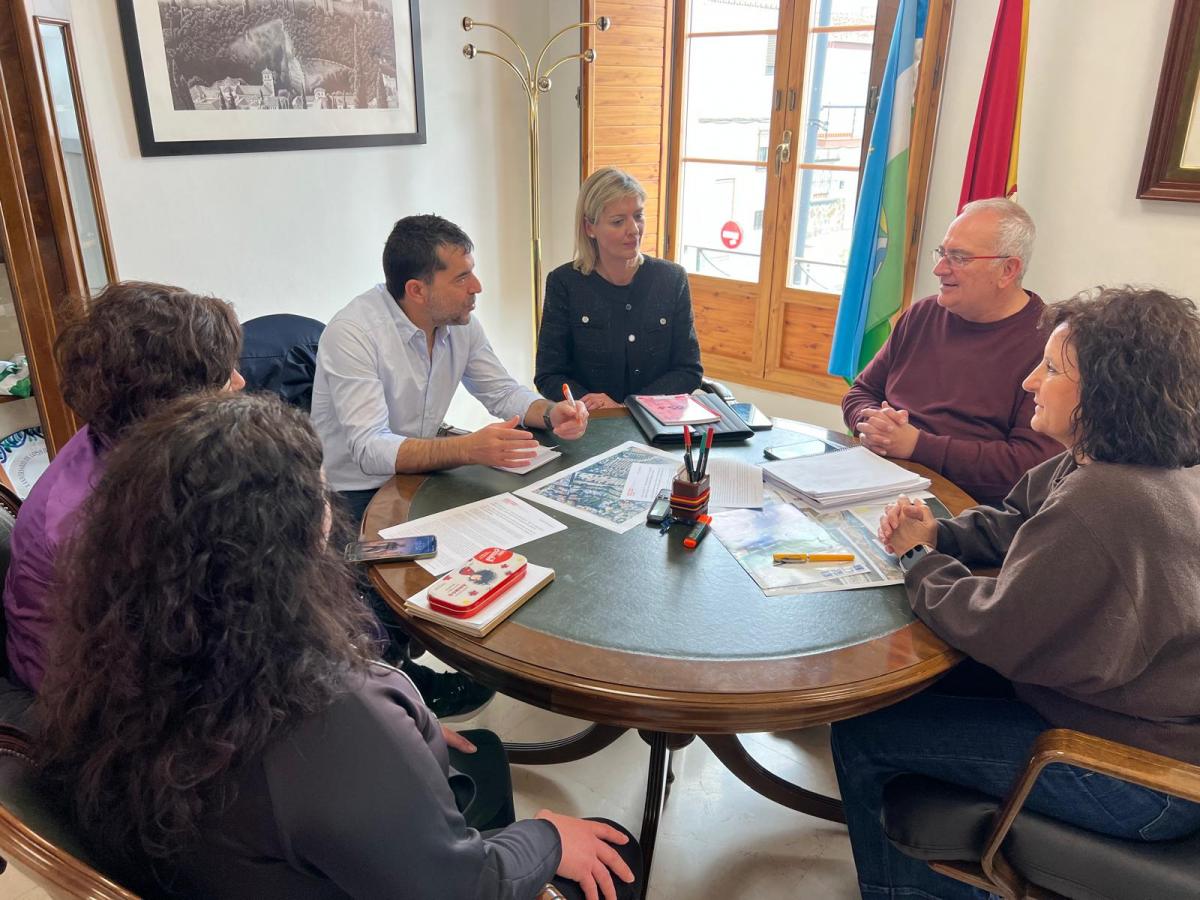 El alcalde de Gójar, junto a Daniel Mesa y MOntse García (CCOO) y representantes del AMPA del colegio
