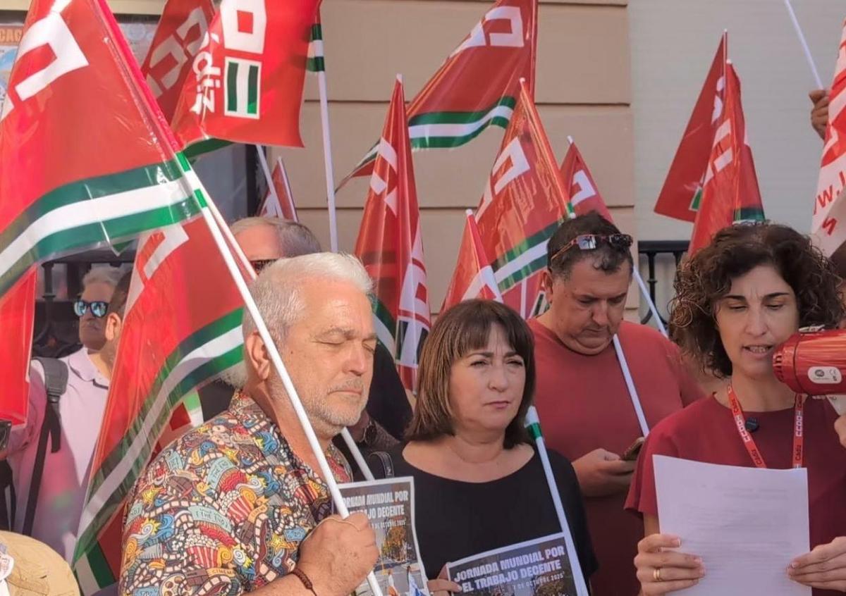 Momentos de la concentración en Jerez en el Día Mundial por el Trabajo Decente