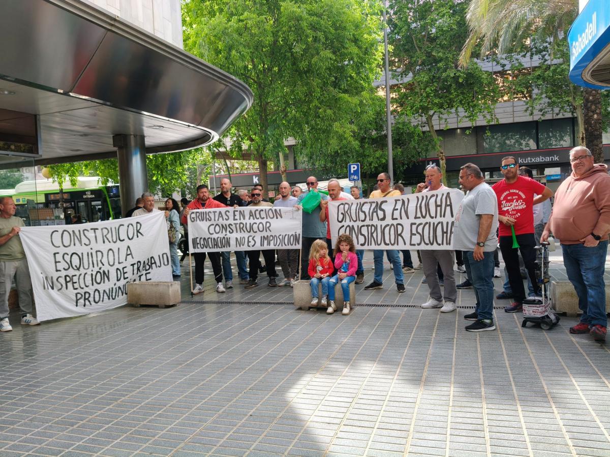 Imagen de la protesta de los operadores de grúas torre ante Construcor.