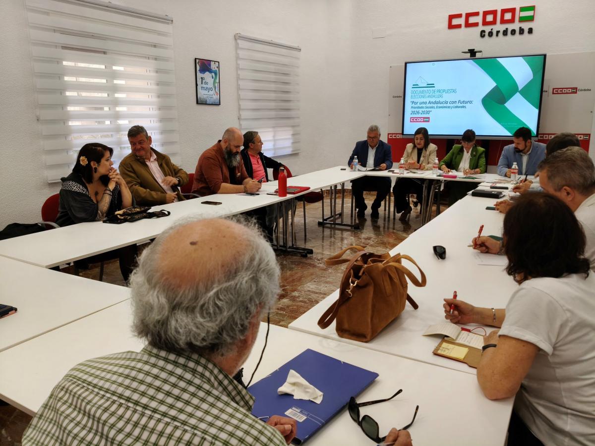 Imagen de la reunión de los responsables sindicales y los candidatos socialistas.