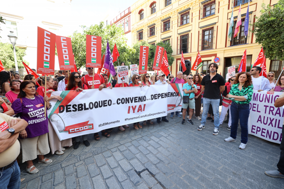 Nuria López en la concentración de Sevilla junto a Carlos Aristu