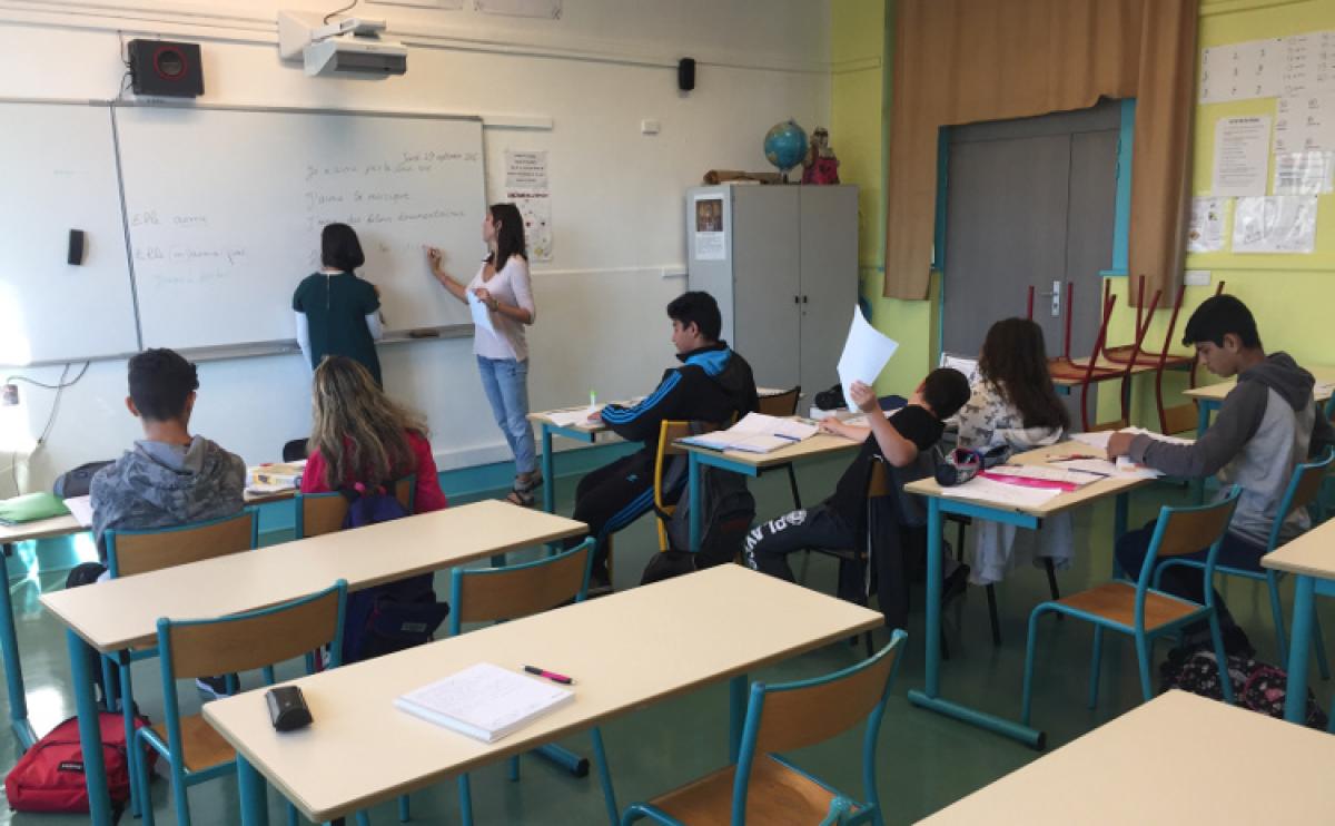 Alumnado extranjero recibiendo apoyo para el aprendizaje del idioma vehicular.