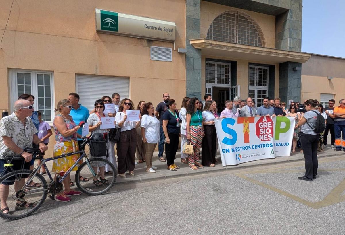 Concentración en el centro de salud de Dúrcal