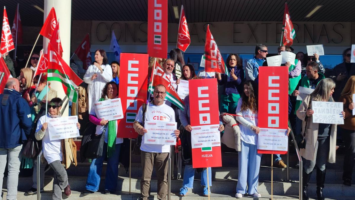 Centenares de trabajadoras de los hospitales del SAS en Huelva se han concentrado para exigir al gobierno de la nación la reclasificación de numerosas categorías profesionales del sistema nacional de salud.