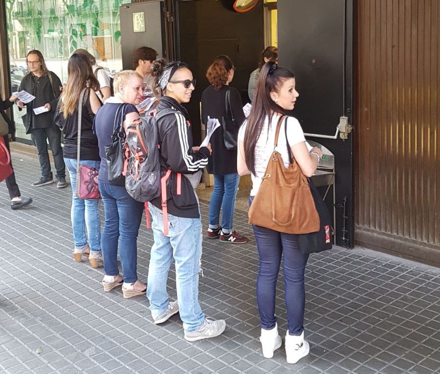 CCOO reparte folletos informativos a las puertas de El Corte Ingls