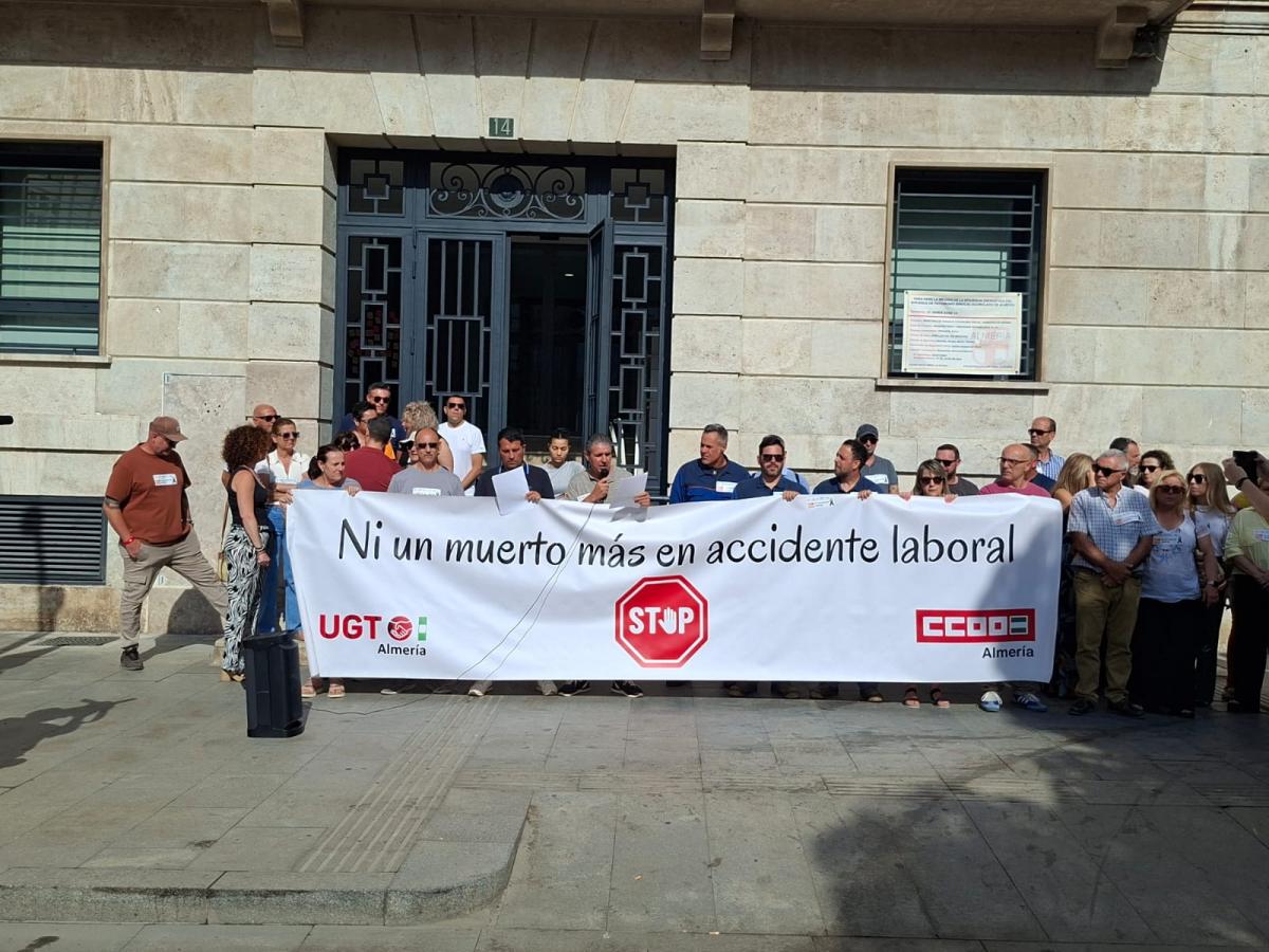 Concentración a las puertas del edificio sindical por el último accidente laboral mortal en la provincia.